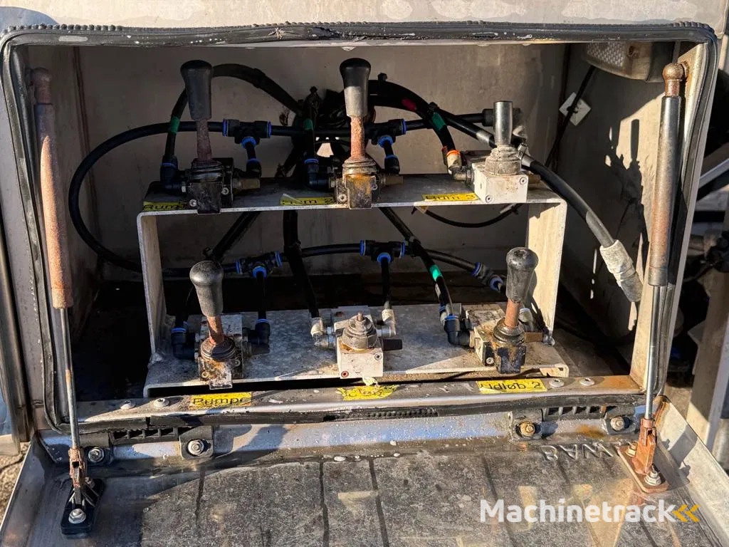 Interconsult 3-axle 3-room tank trailer