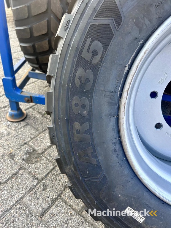 Advance 445/45R19.5, AR835