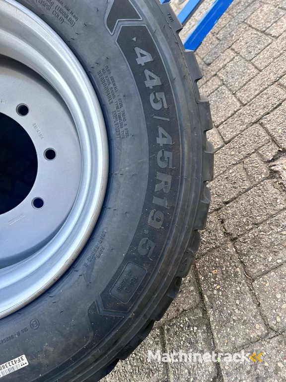 Advance 445/45R19.5, AR835