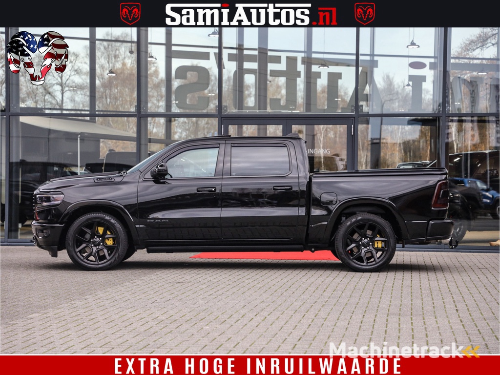 Dodge Ram 1500 BLACK OPS LONGHORN 5.7 V8 HEMI | 8820KM! | BOM VOL | HUD | LUCHTVERING | PANO | 200L LPG | ADAPTIVE CRUISE | DIGI VIRTUAL CLUSTER | CARPLAY | 3500KG | HEADUP | CREW CAB DUBBELE CABINE | 5 PERSOONS | ZWART MET BRUIN LEDER | Z.G.A.N