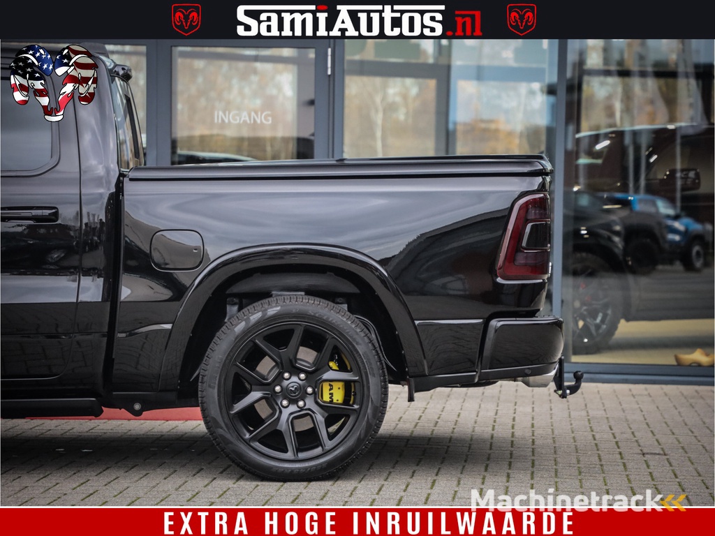 Dodge Ram 1500 BLACK OPS LONGHORN 5.7 V8 HEMI | 8820KM! | BOM VOL | HUD | LUCHTVERING | PANO | 200L LPG | ADAPTIVE CRUISE | DIGI VIRTUAL CLUSTER | CARPLAY | 3500KG | HEADUP | CREW CAB DUBBELE CABINE | 5 PERSOONS | ZWART MET BRUIN LEDER | Z.G.A.N