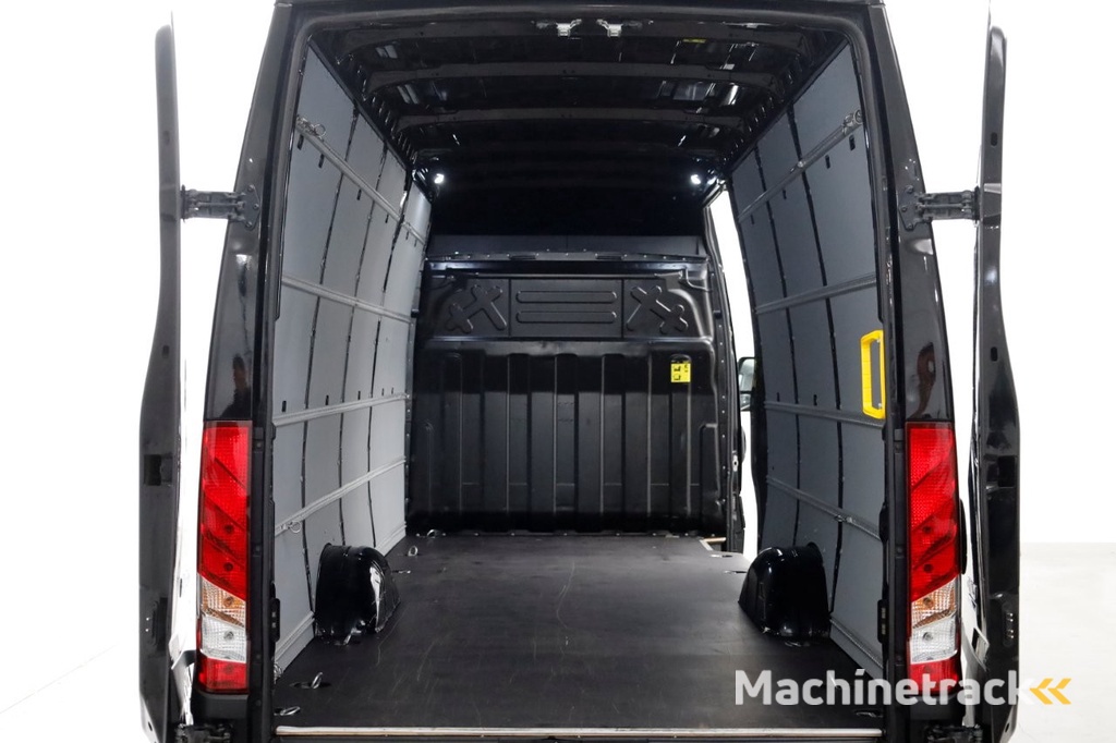 Iveco Daily 35S18 3.0 180pk L4H2 Maxi HiMatic Automaat ACC/LED/Camera/Air-Pro Luchtvering  02-2023