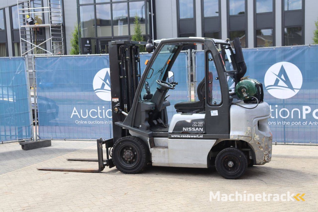 Forklift Nissan UD02A25PQ LPG 2500kg 4.75m 2005