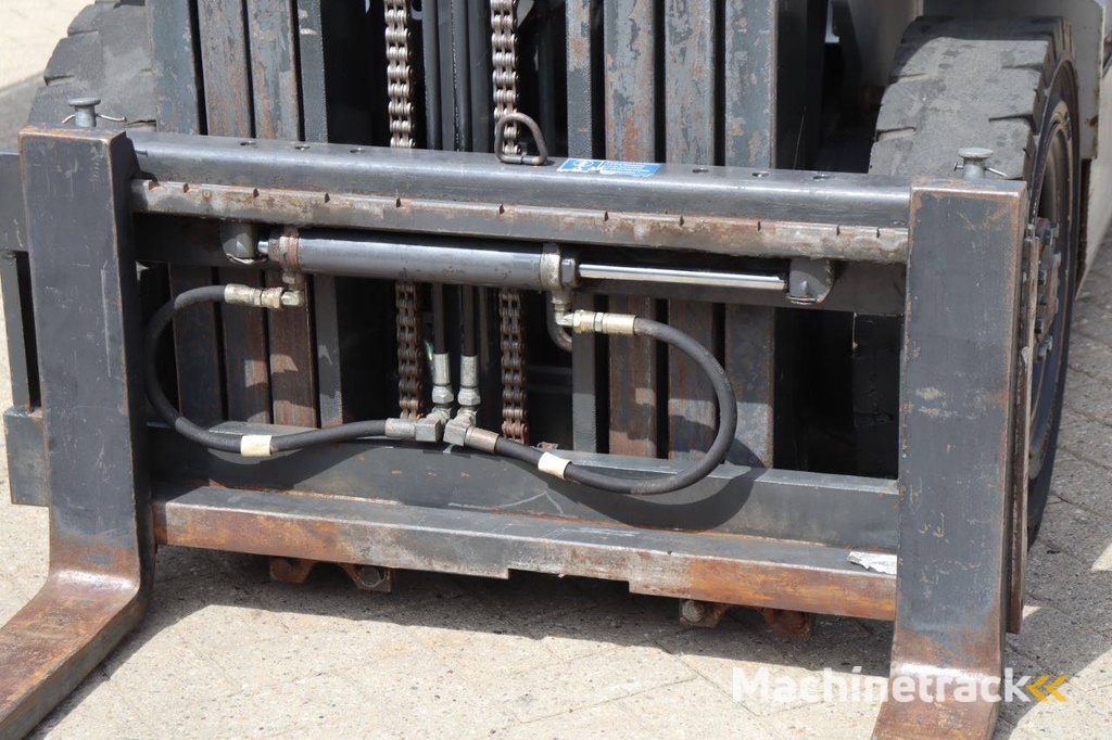 Forklift Nissan UD02A25PQ LPG 2500kg 4.75m 2005