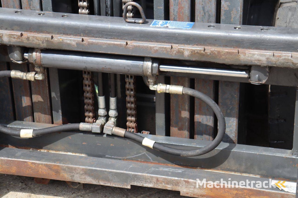 Forklift Nissan UD02A25PQ LPG 2500kg 4.75m 2005