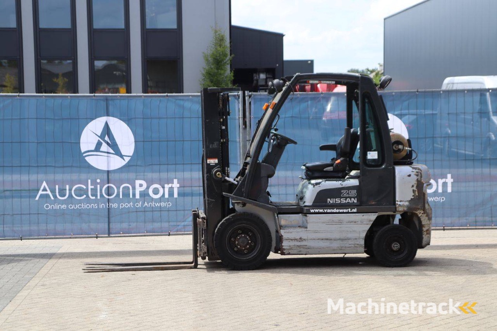 Forklift Nissan UD02A25PQ LPG 2500kg 4.3m 2006