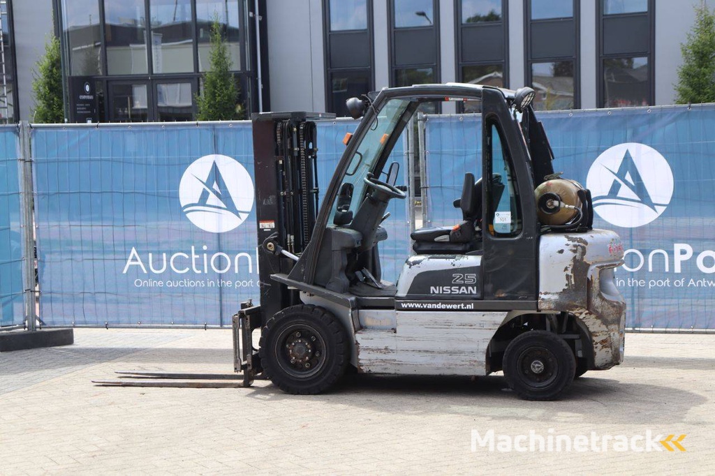 Forklift Nissan UD02A25PQ LPG 2500kg 4.3m 2006