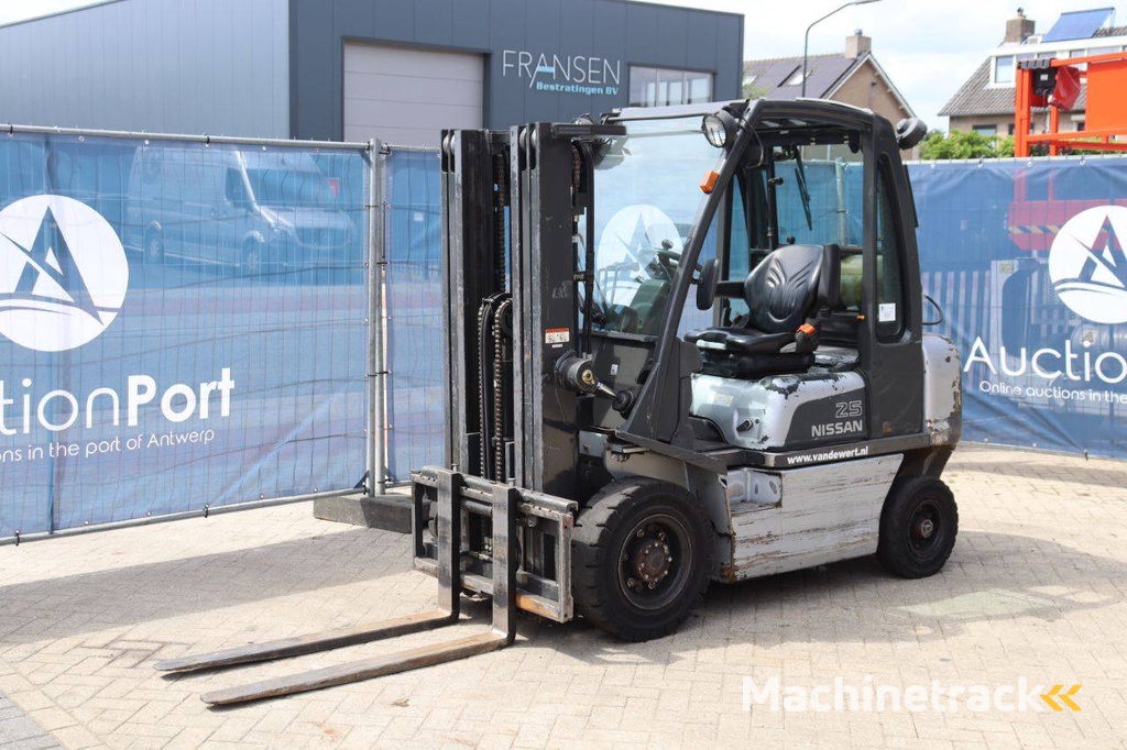 Forklift Nissan UD02A25PQ LPG 2500kg 4.3m 2006