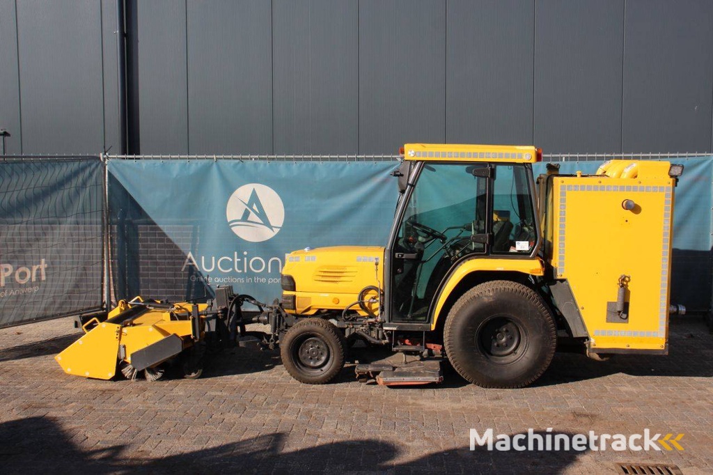 Mini tractor Kubota STV40 Diesel 2006 with sweeping brush