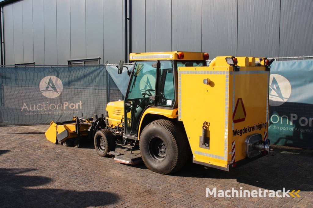 Mini tractor Kubota STV40 Diesel 2006 with sweeping brush