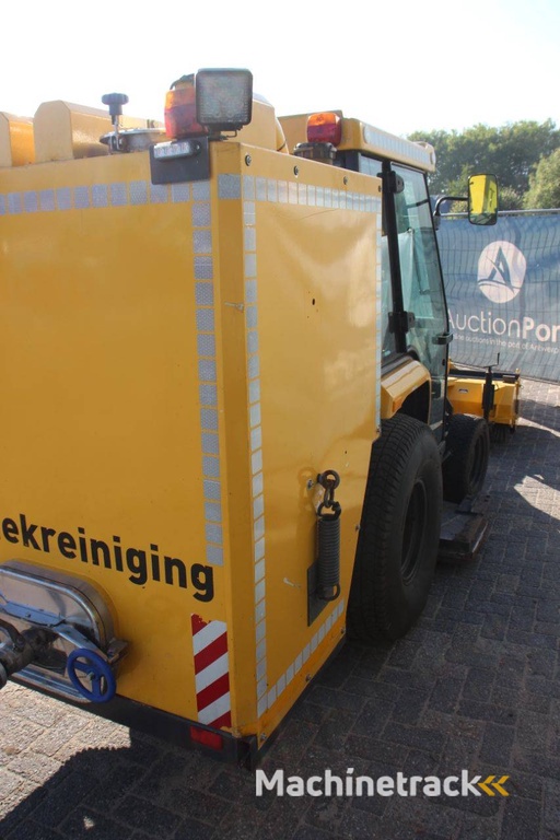 Mini tractor Kubota STV40 Diesel 2006 with sweeping brush