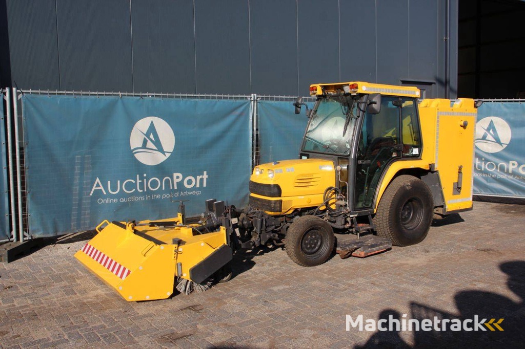 Mini tractor Kubota STV40 Diesel 2006 with sweeping brush