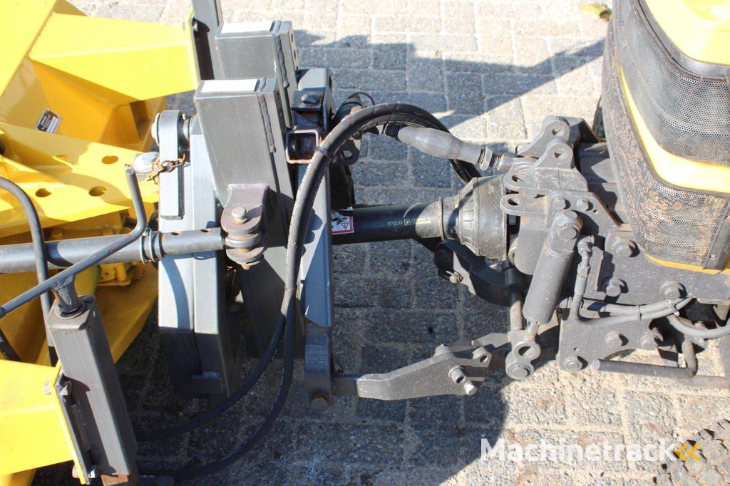 Mini tractor Kubota STV40 Diesel 2006 with sweeping brush