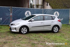 toyota-auris-electricgasoline-99hp-2013