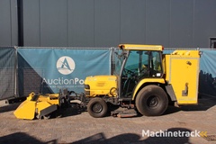 mini-tractor-kubota-stv40-diesel-2006-with-sweeping-brush