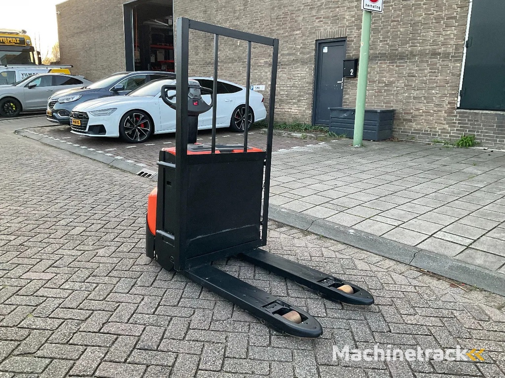 BT LWE180 1800KG BREED PALLETWAGEN / HEFTRUCK