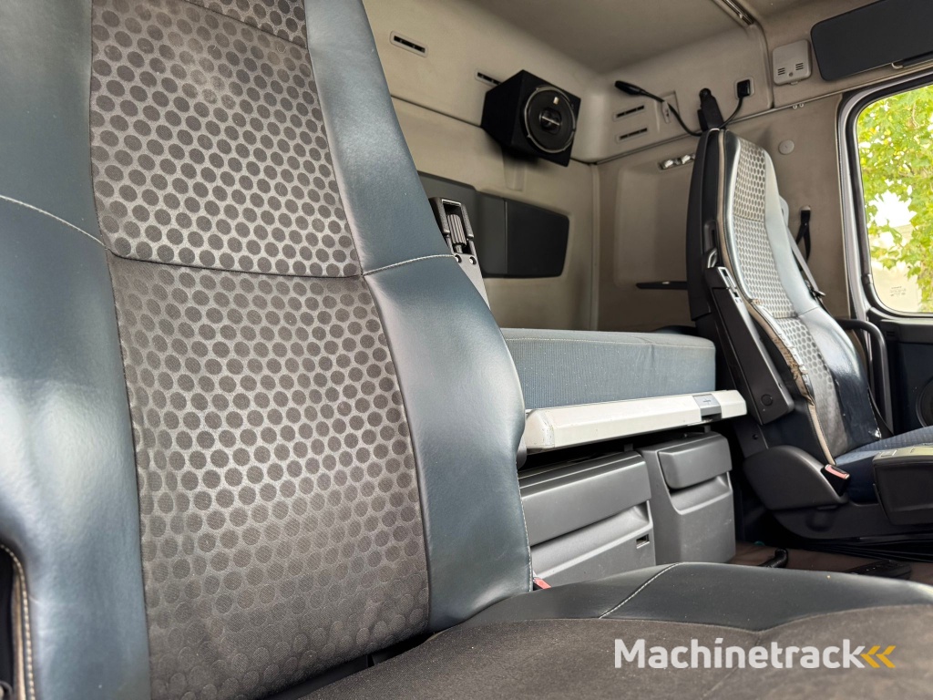 VolvoFH 500 / 8X4 / Palfinger S260Z96 / VDL Hook / NL Truck