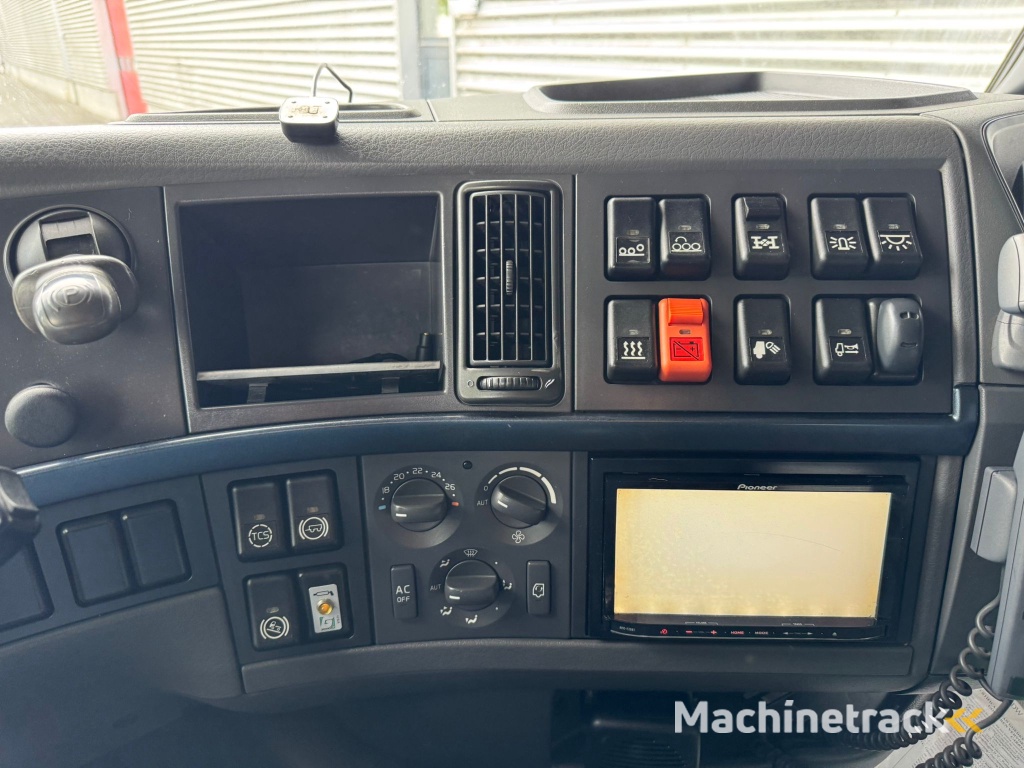 VolvoFH 500 / 8X4 / Palfinger S260Z96 / VDL Hook / NL Truck