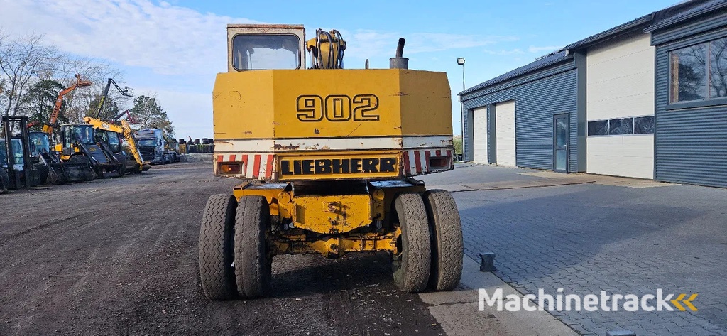 Liebherr A902