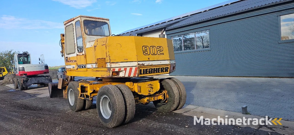 Liebherr A902