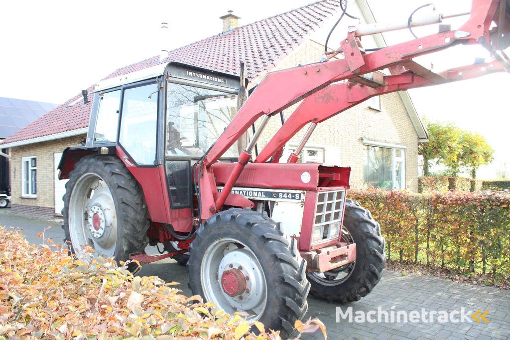 International 844SA met voorlader