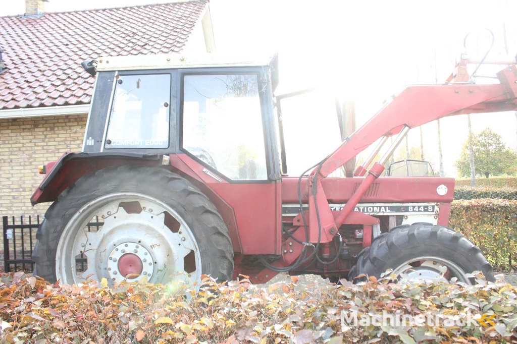 International 844SA met voorlader