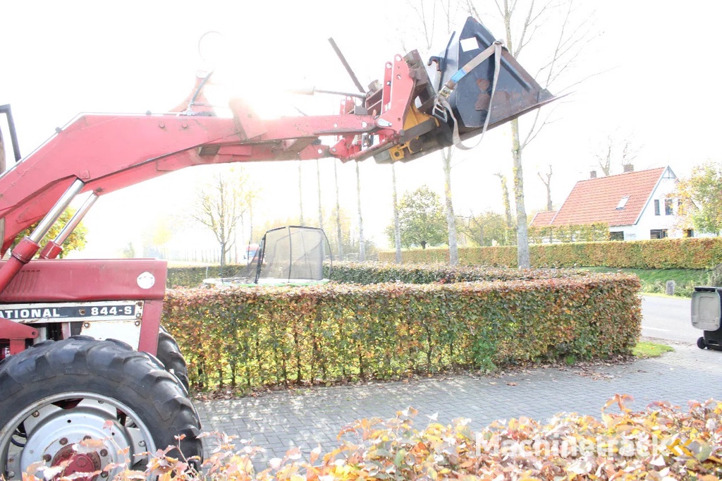 International 844SA met voorlader