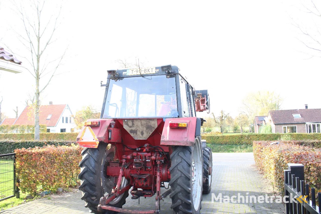 International 844SA met voorlader