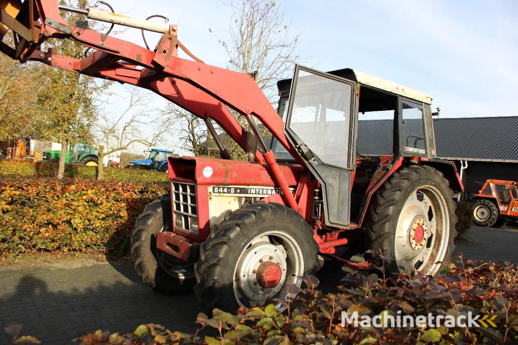 International 844SA met voorlader