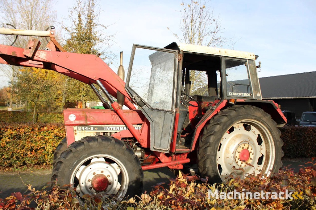 International 844SA met voorlader