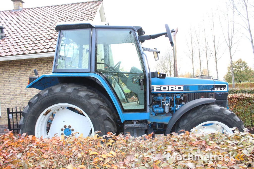 New Holland 6640 met turbo  fronthef en front pto