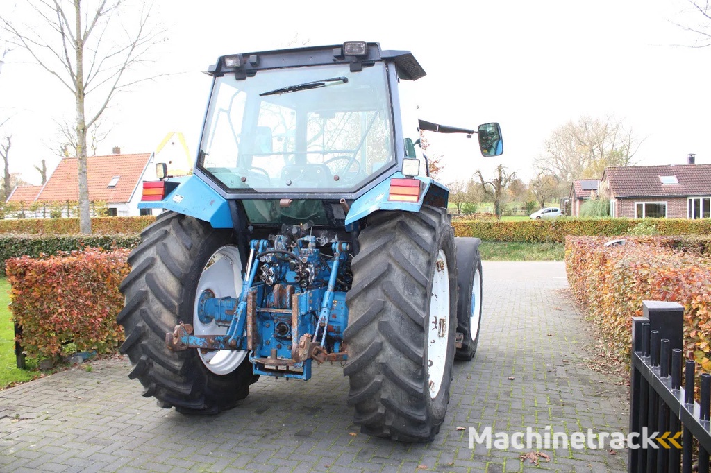 New Holland 6640 met turbo  fronthef en front pto