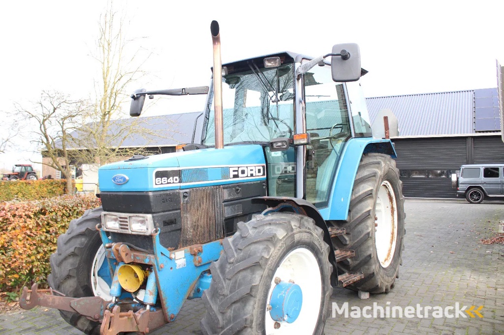 New Holland 6640 met turbo  fronthef en front pto