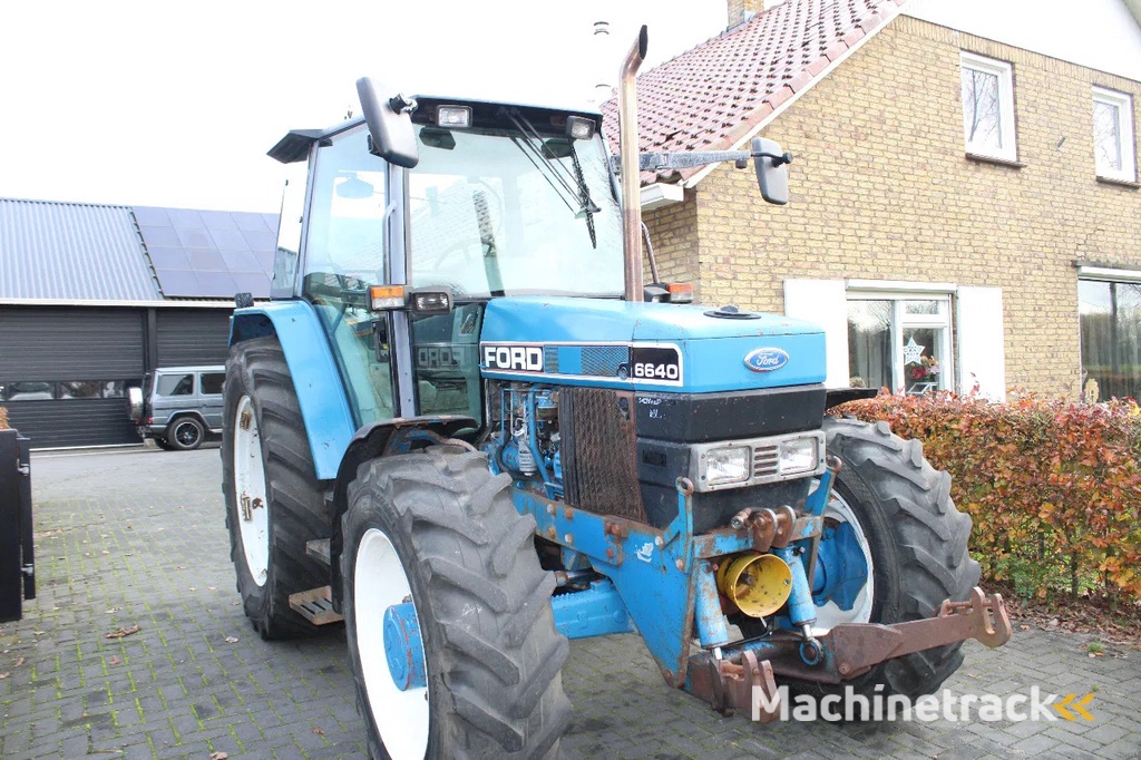 New Holland 6640 met turbo  fronthef en front pto