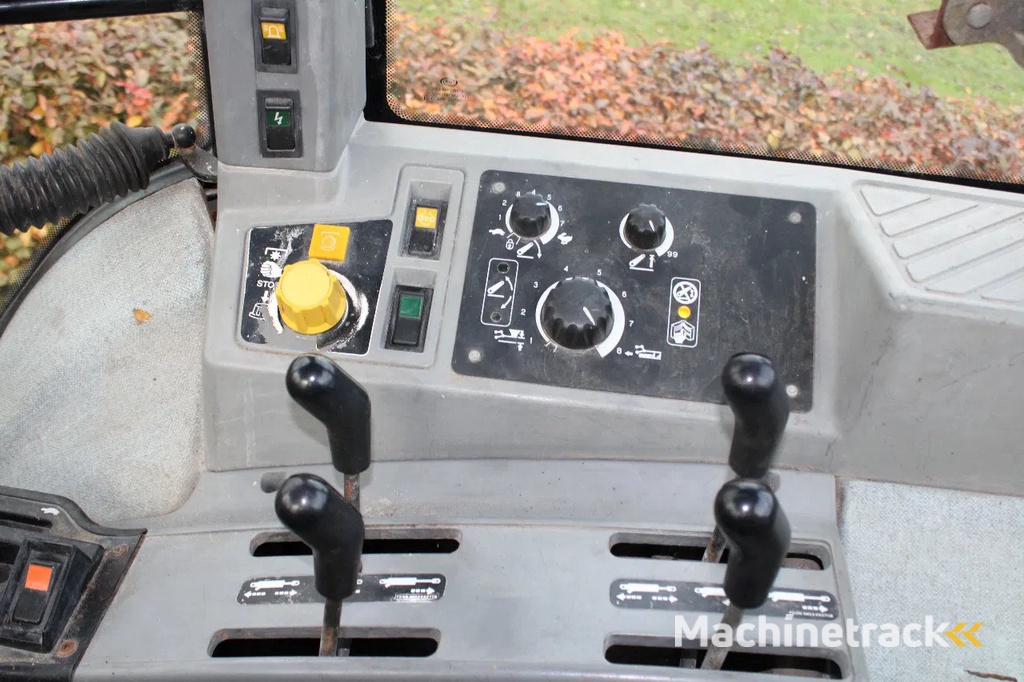 New Holland 6640 met turbo  fronthef en front pto