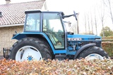 Minituur van New Holland 6640 met turbo  fronthef en front pto