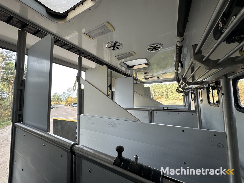 Volvo FM 18T ROELOFSEN 5+1 paards paardenvrachtwagen LIVING