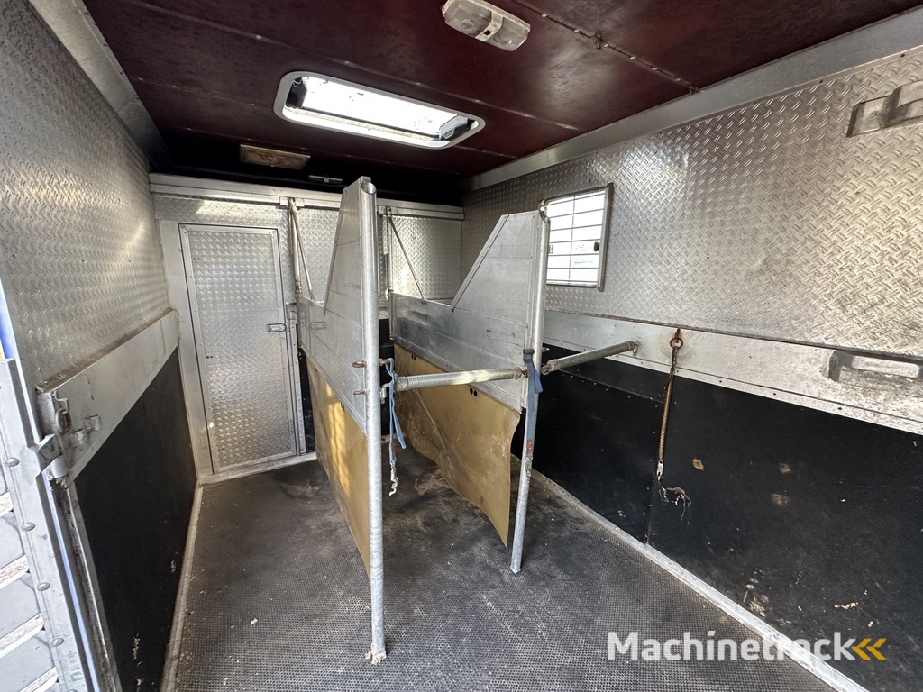 Mercedes-Benz 814 7.5T 6-paards paardenvrachtwagen aluminium bak, trekhaak!