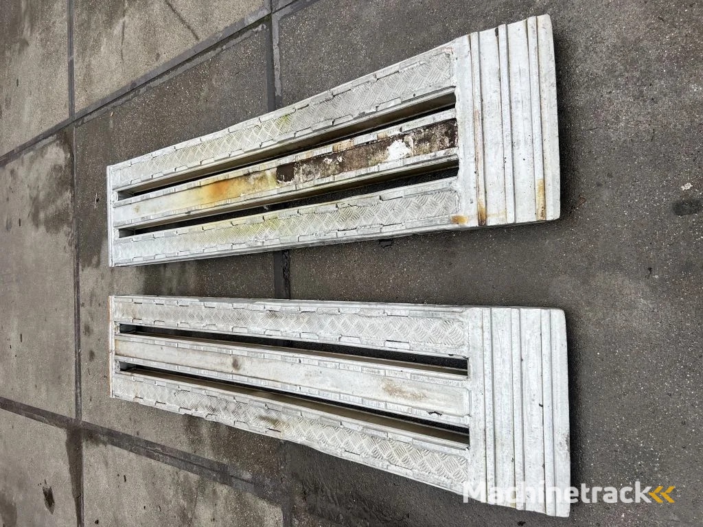 Overige 2x oprijplaat 240cm lang 50cm breed 10cm dik