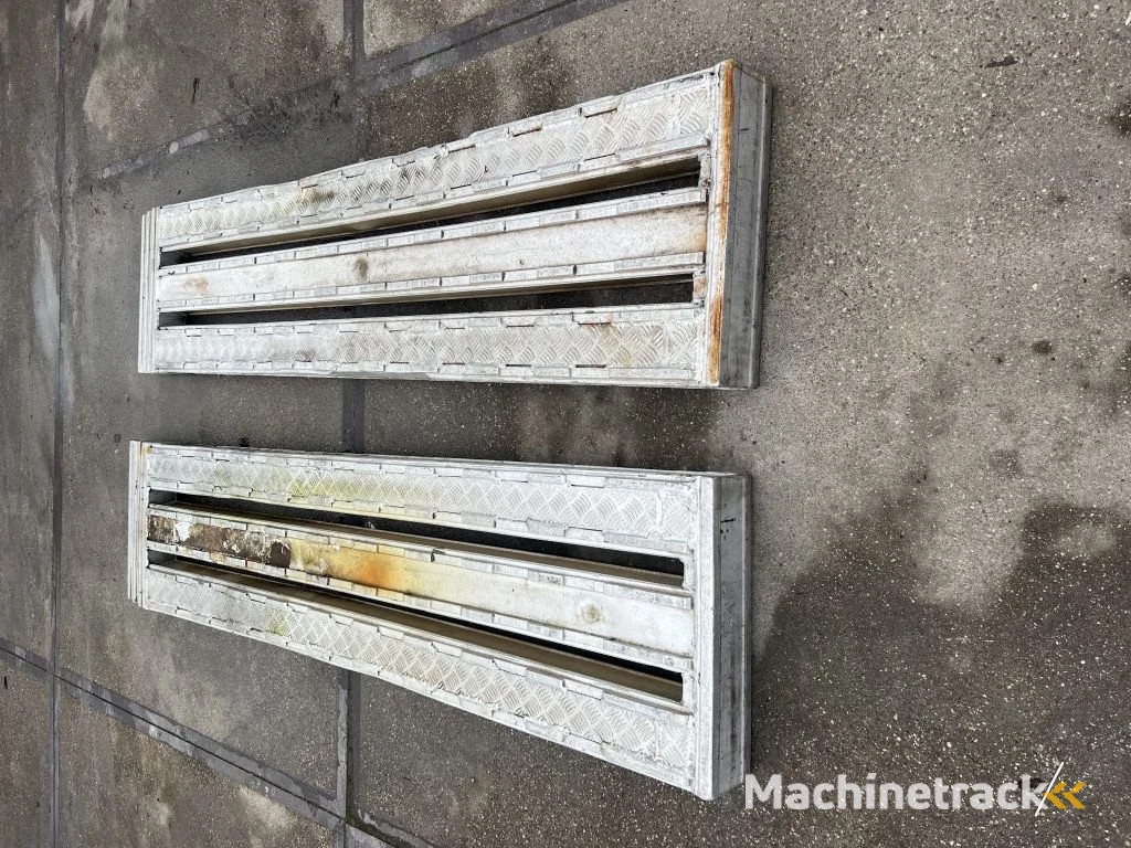 Overige 2x oprijplaat 240cm lang 50cm breed 10cm dik