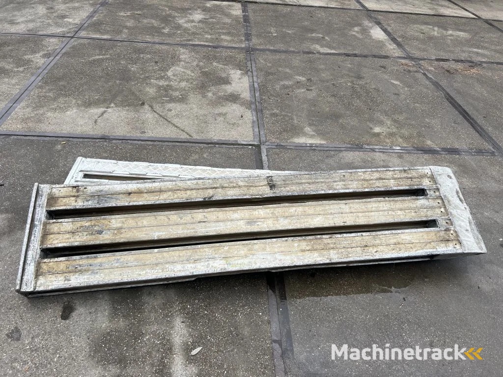 Overige 2x oprijplaat 240cm lang 50cm breed 10cm dik