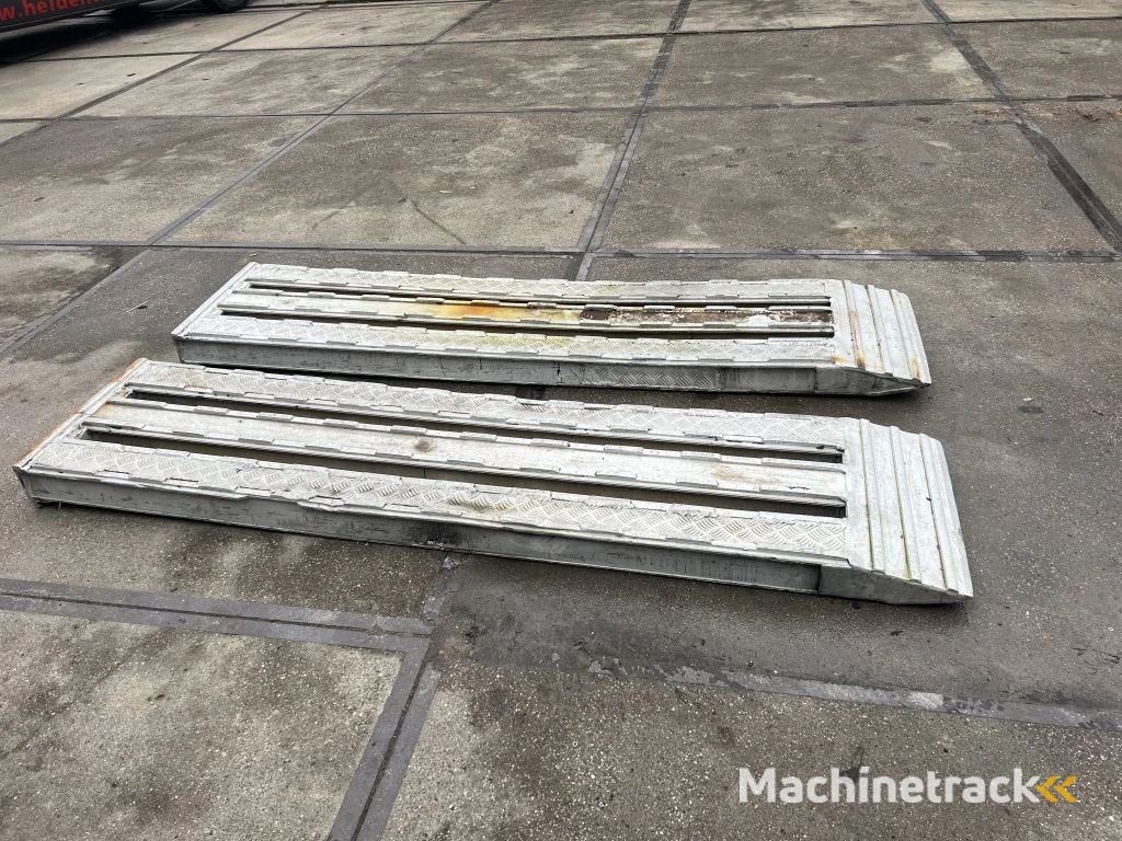 Overige 2x oprijplaat 240cm lang 50cm breed 10cm dik