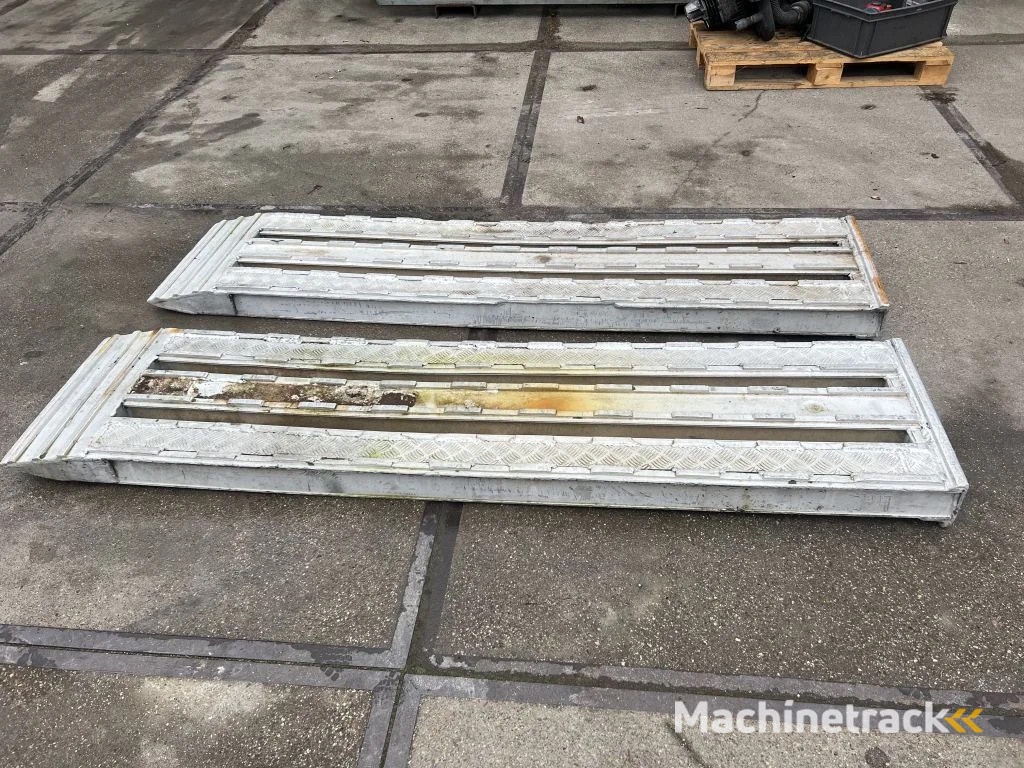 Overige 2x oprijplaat 240cm lang 50cm breed 10cm dik
