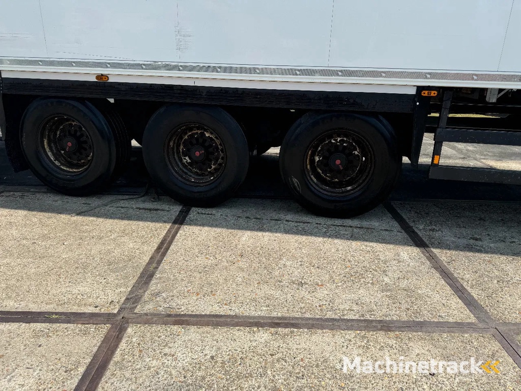 Schmitz Cargobull Schmitz Cargobull PRICES FROM €6950 TO €8950,- 40 X CARRIER 1850 MT D/E SAF AXELS