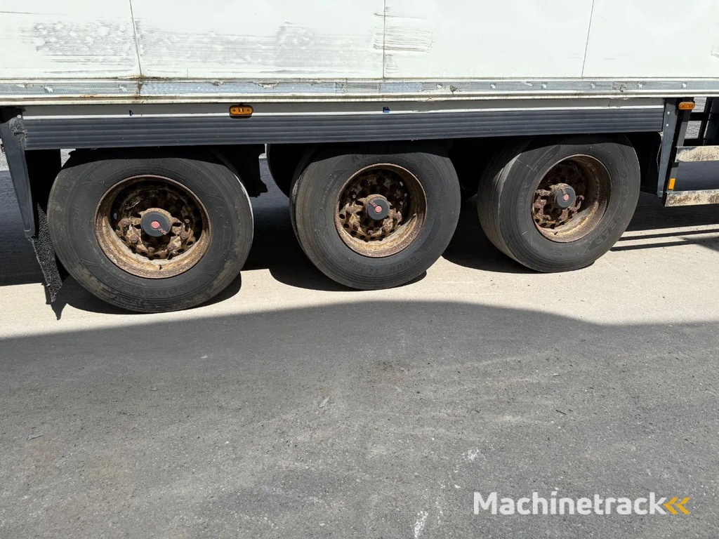 Schmitz Cargobull Schmitz Cargobull PRICES FROM €6950 TO €8950,- 40 X CARRIER 1850 MT D/E SAF AXELS