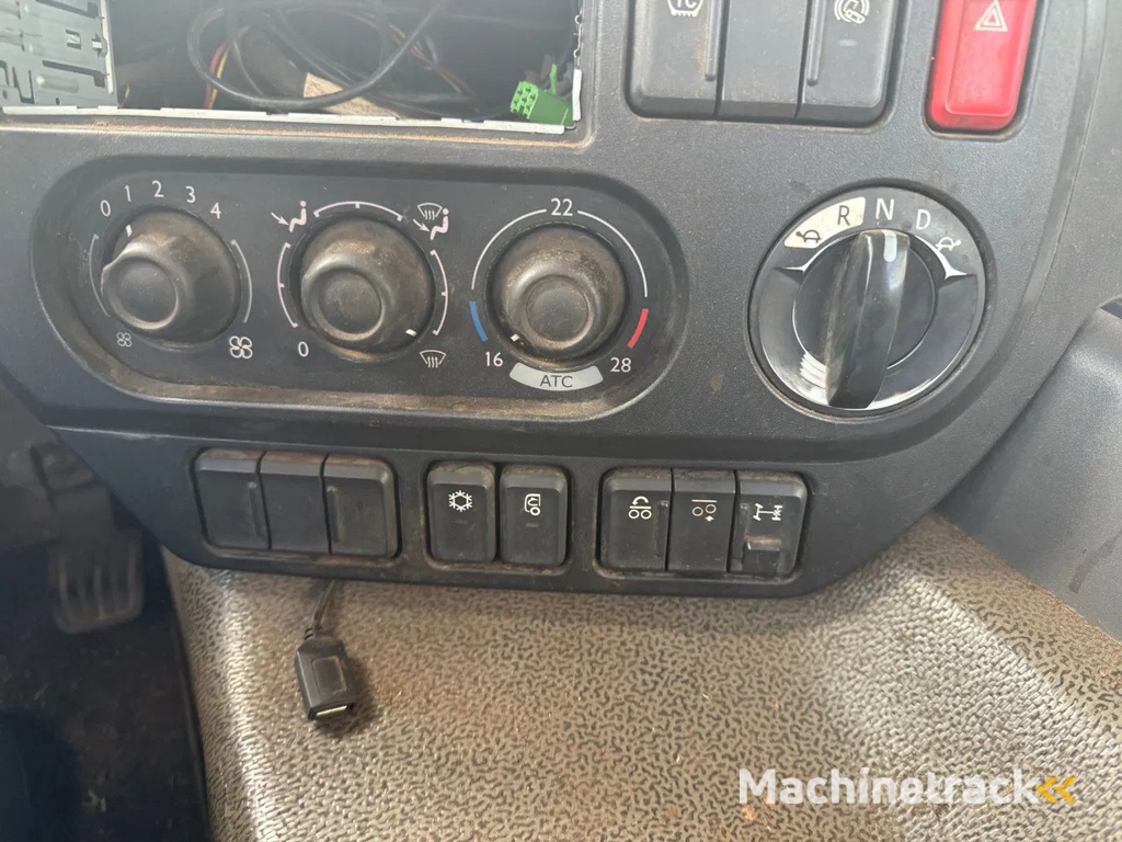 DAF CF 400 6X2 EURO 6 - ONLY 689.209 KM + STEERING AXLE