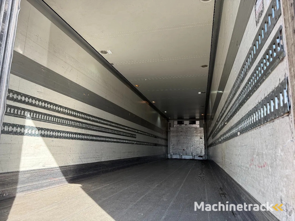 Schmitz Cargobull SKO24 + CARRIER VECTOR 1800 D&E + DHOLLANDIA LIFT