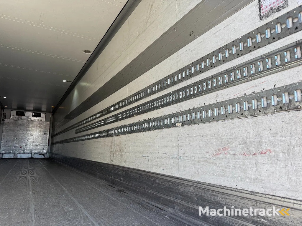 Schmitz Cargobull SKO24 + CARRIER VECTOR 1800 D&E + DHOLLANDIA LIFT