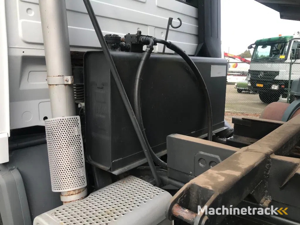 Mercedes-Benz Actros 3343 6x4 - Telligent with 3 pedals