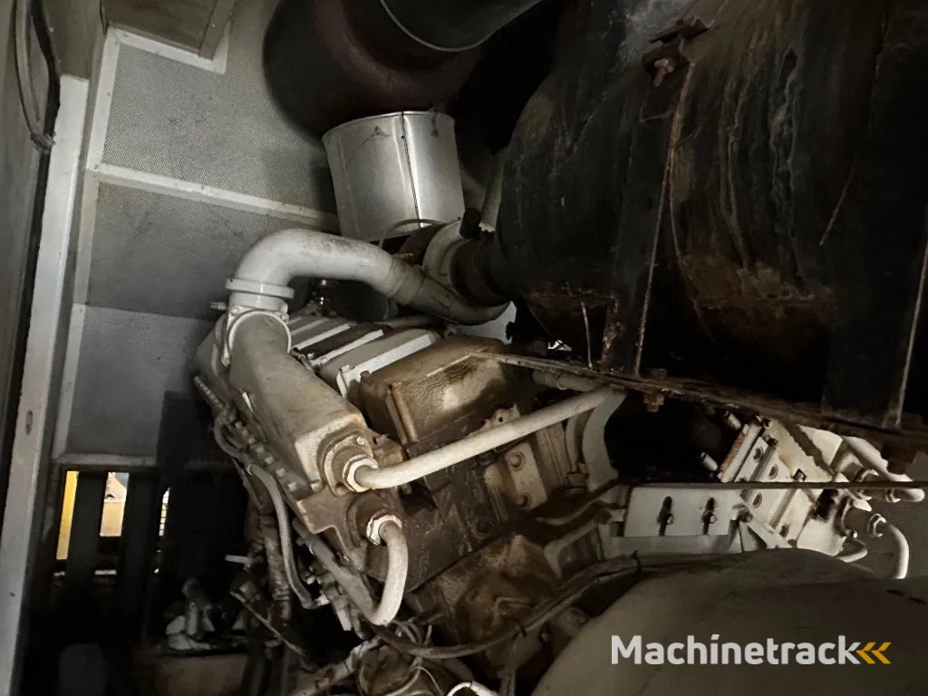 Cummins KTA 38 G5 Leroy Somer 1000 kVA Silent generatorset in container